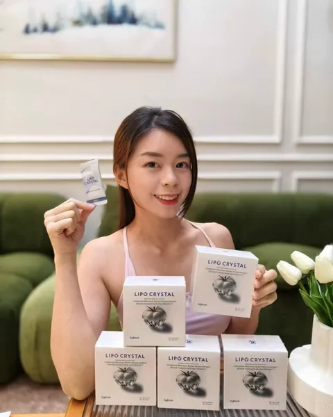 Lipo Crystal customer holding the box or a sachet