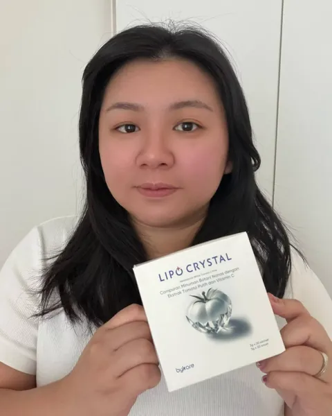 Lipo Crystal customer holding the box or a sachet